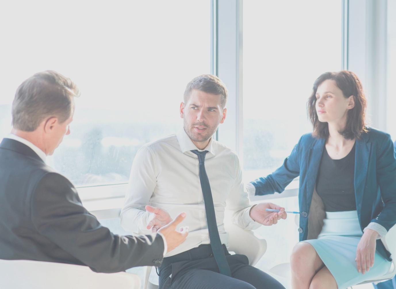 Teilnehmer bei der Analyse von Geschäftskennzahlen