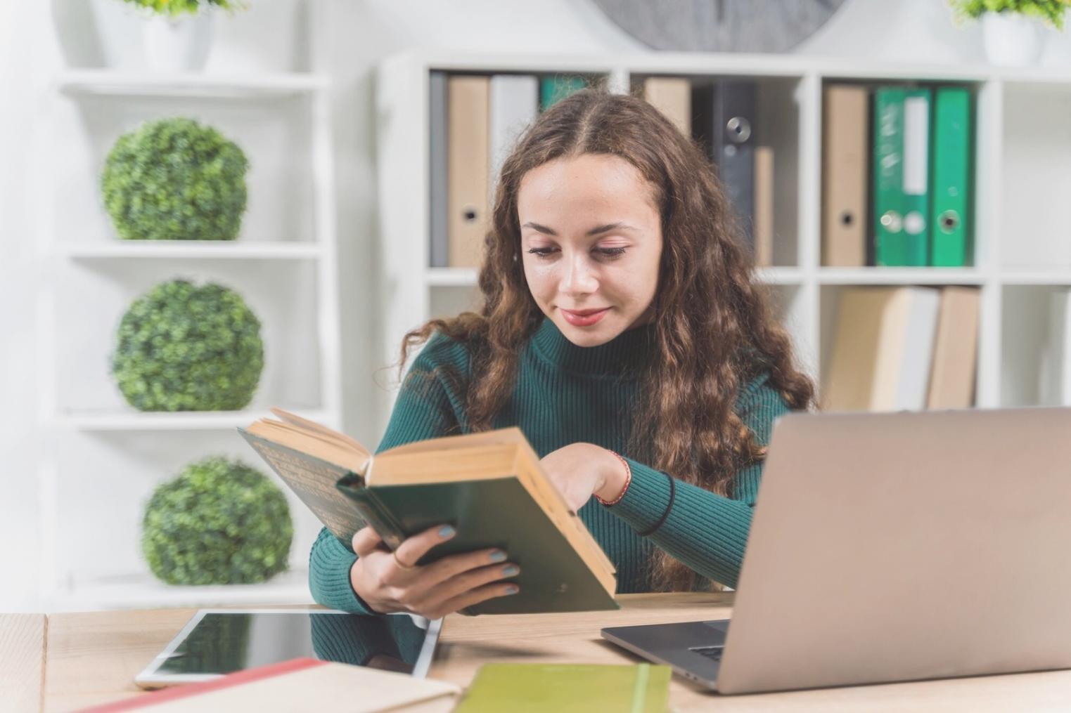 Workshop-Situation mit Diskussion über Rentabilitätskennzahlen
